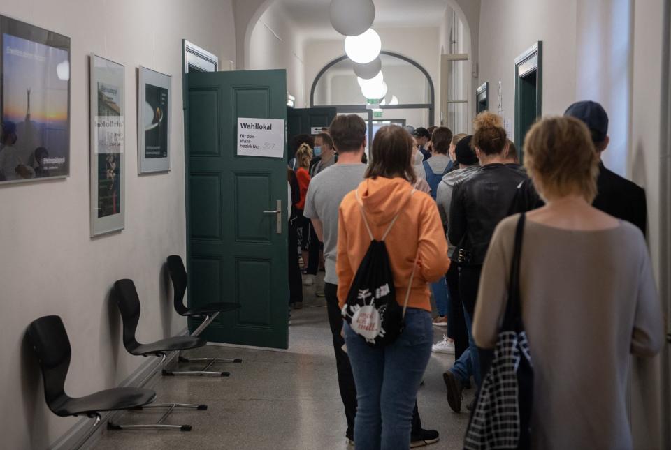 Beim Wahlgang zur Bundestagswahl und Abgeordnetenhauswahl in Berlin im September 2021 standen die Wähler Schlange. - Copyright: Paul Zinken/AFP via Getty Images