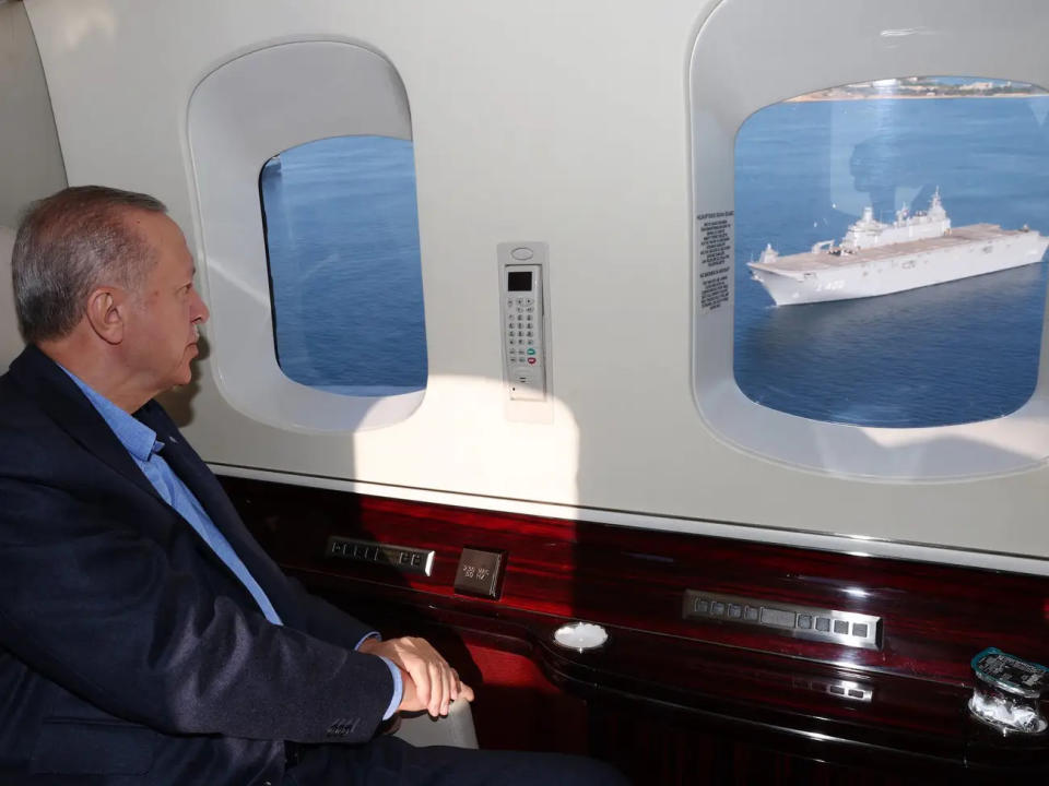 Der türkische Präsident Recep Tayyip Erdogan inspiziert TCG Anadolu aus einem Hubschrauber in Istanbul im September 2022. - Copyright: Mustafa Kamaci/Anadolu Agency via Getty Images