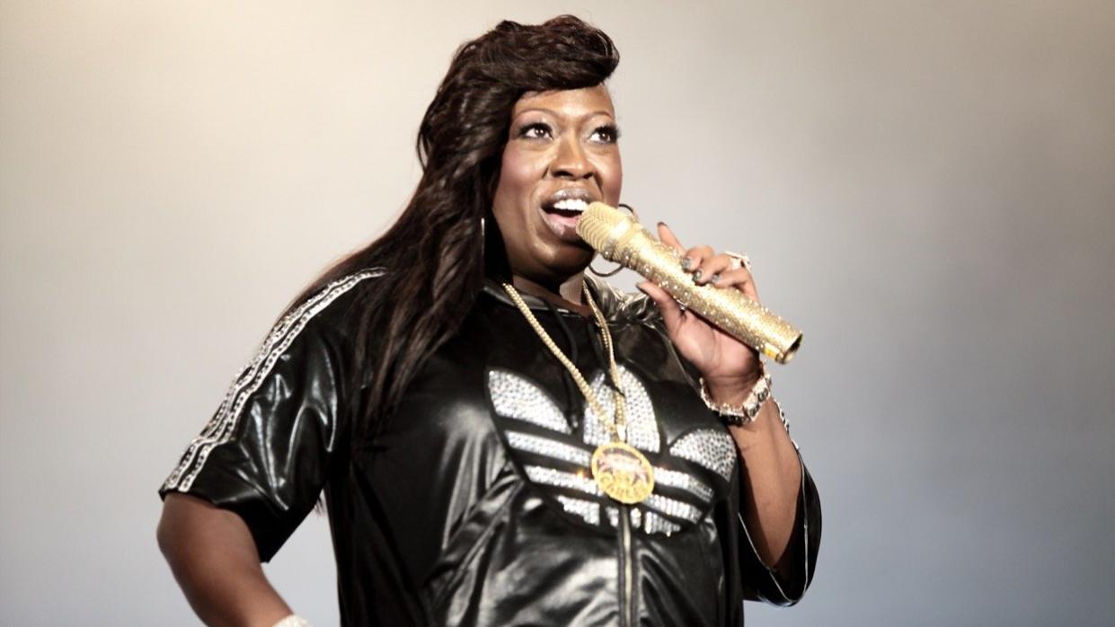 Missy Elliot singing.