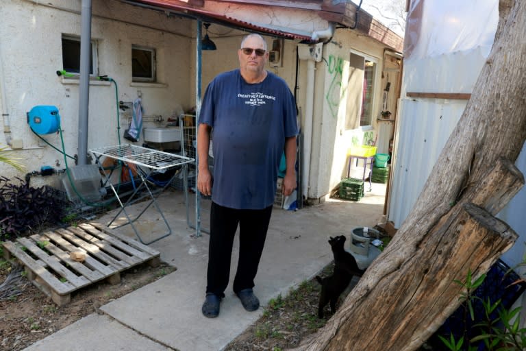 Shar Shnurman posa frente a su casa en el kibutz israelí de Kfar Aza, el 16 de abril de 2024 (Menahem Kahana)