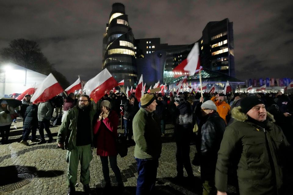 2023年12月20日，波蘭前執政黨法律公正黨的支持者到國家電視台（TVP）總部前，抗議新政府撤換公共媒體高層。美聯社
