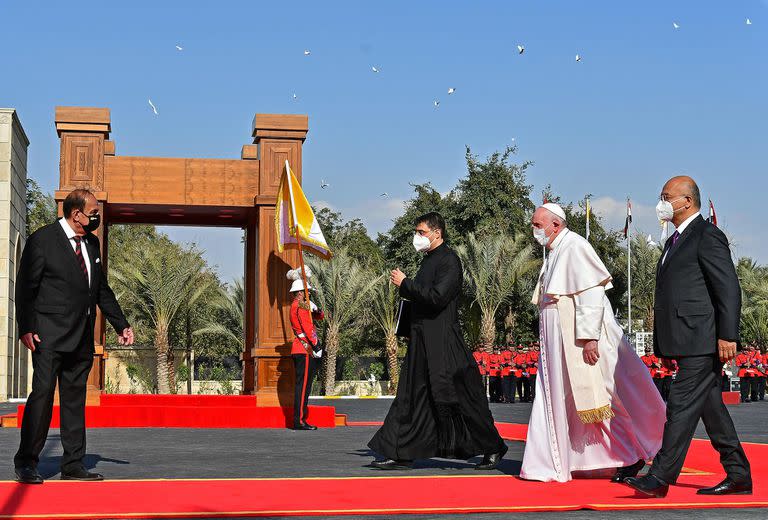 El Papa Francisco camina junto al presidente iraquí Barham Saleh durante una ceremonia de bienvenida en el palacio presidencial en Bagdad