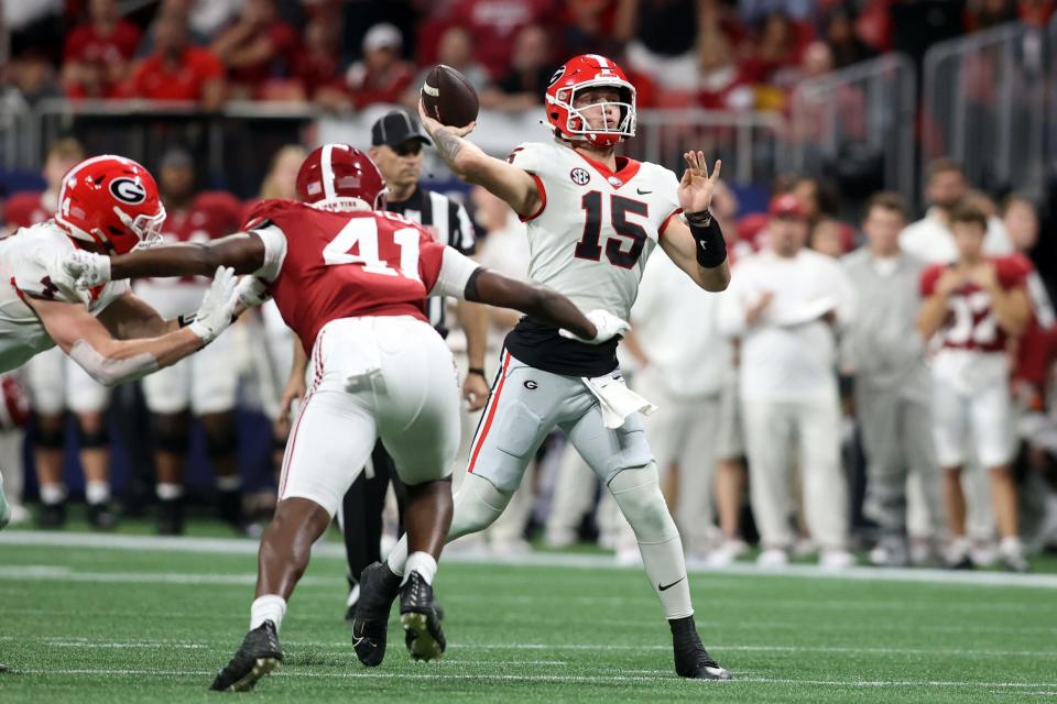 Georgia quarterback Carson Beck (15) throws a pass during the 2023 SEC championship game at Mercedes-Benz Stadium.