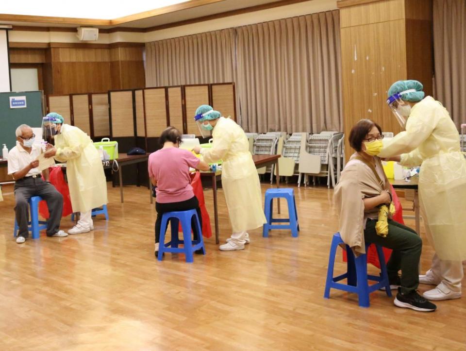 花蓮慈濟醫院昨日起開始為六十五歲以上長者施打公費流感疫苗。(花蓮慈濟醫院提供)