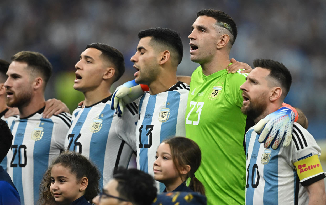 Dibu Martínez previo al partido entre Argentina y Croacia por las Semifinales de Qatar 2022.  (REUTERS/Dylan Martínez)