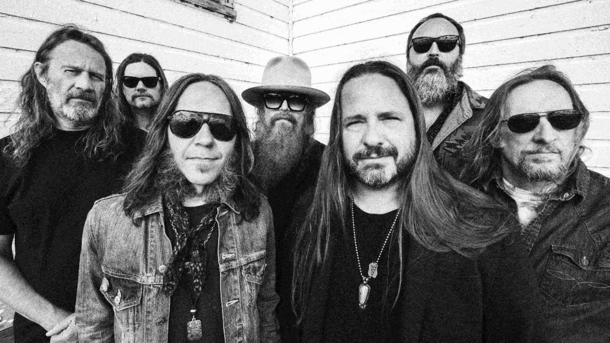  Blackberry Smoke group portrait. 