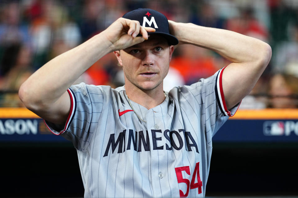 HOUSTON, TX - OKTOBER 07: Sonny Gray #54 van de Minnesota Twins kijkt toe voor Game 1 van de Division Series tussen de Minnesota Twins en de Houston Astros in Minute Maid Park op zaterdag 7 oktober 2023 in Houston, Texas.  (Foto door Daniel Shirey/MLB Photos via Getty Images)