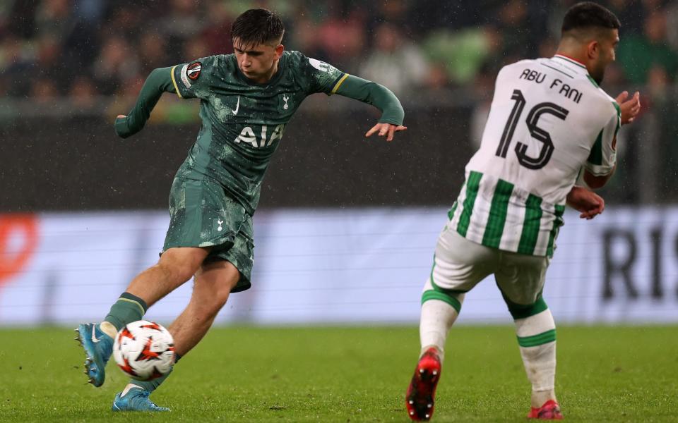 Tottenham Hotspur's Mikey Moore shoots under pressure from Ferencvaros' Mohammad Abu Fani