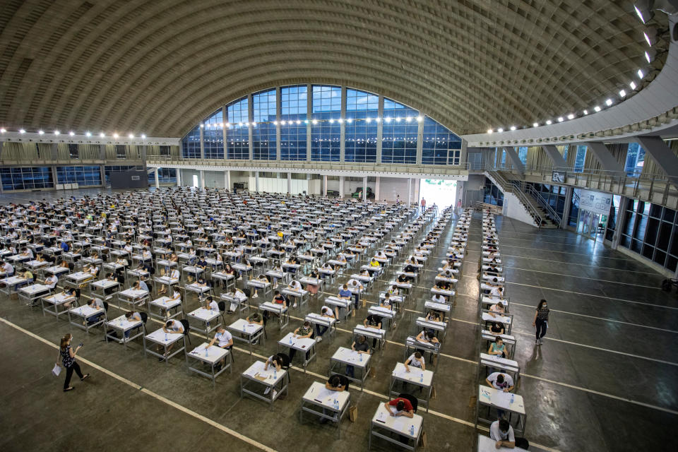 Pese a que había un gran número de estudiantes presentes en el examen, lo cierto es que todos ellos se aseguraban de mantener la distancia de seguridad. (REUTERS/Marko Djurica)