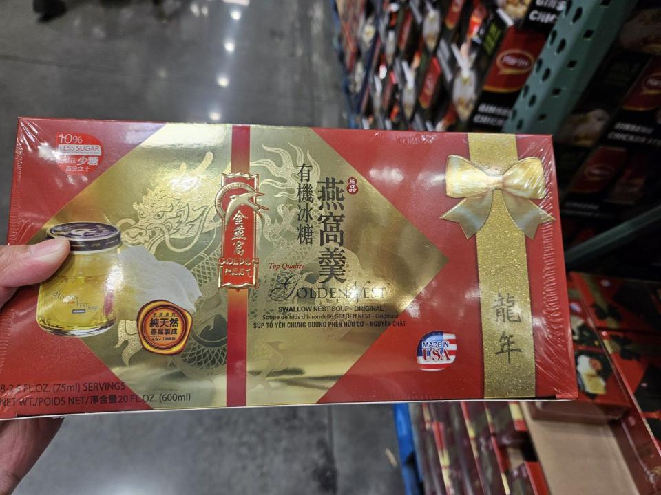 龍年將至，好市多推出了特別的限定包裝食品，許多消費者喜愛的燕窩也有節日特色的龍年限定包裝。（記者張庭瑜／攝影）