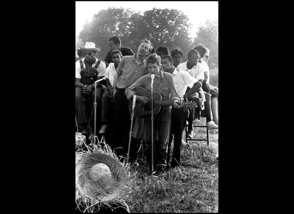 Bob Dylan and Pete Seeger in Greenwood, Mississippi (1962).