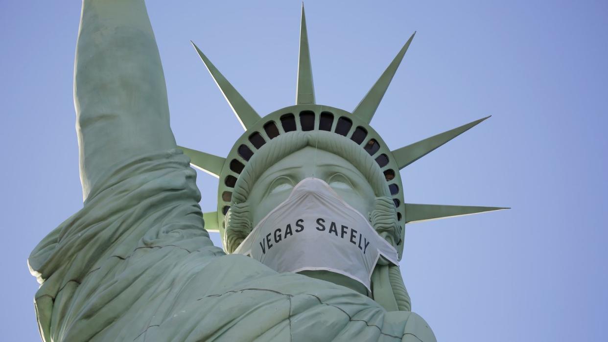 Eine riesige Maske ziert das Gesicht der Freiheitsstatue-Nachbildung in Las Vegas.