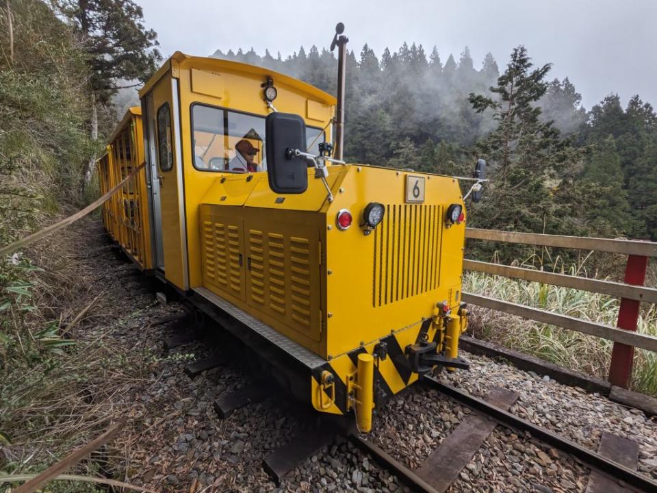 太平山遊樂區人氣機械遊樂設施「蹦蹦車」，羅東林管處經過三年的規劃設計及重新打造，完成二組新式列車，並以６號及７號進行編號，十三日舉辦啟程活動。（羅東林管處提供）