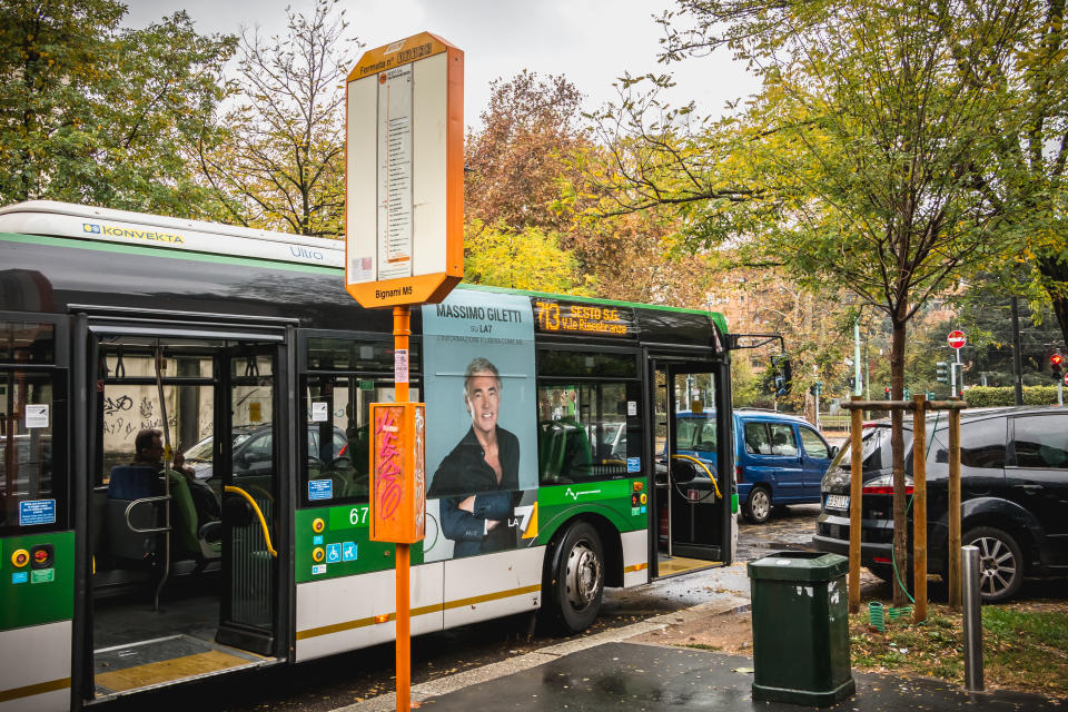 Milano, scontro tra bus e camion dei rifiuti: feriti