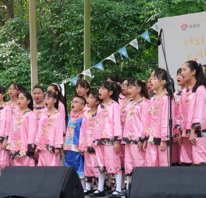 芎林國小學童獻唱客家歌謠，紀念鄧雨賢大師春風化雨。（圖/記者黃溎芬翻攝）