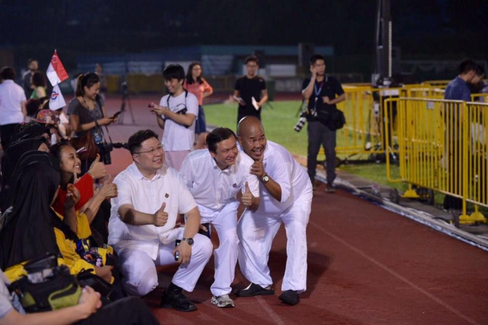 Chua Eng Leong (left, squatting), who was part of the PAP’s Aljunied GRC team at General Elections 2015 (Photo: Bryan Huang/ Yahoo Singapore)