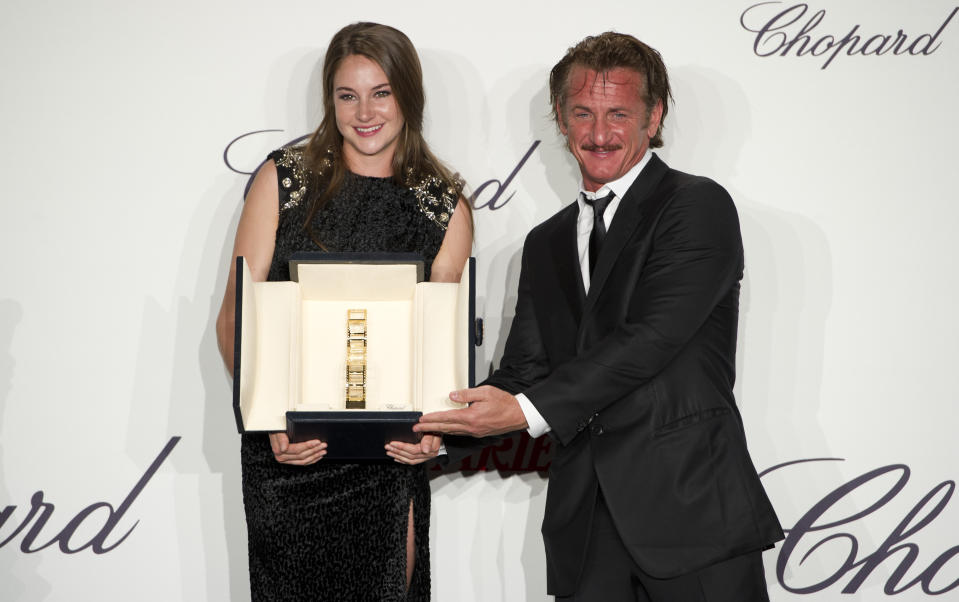 Actress Shailene Woodley, left, with her Chopard Trophy presented by actor Sean Penn during the Chopard Trophy awards ceremony at the 65th international film festival, in Cannes, southern France, Thursday, May 17, 2012. (AP Photo/Jonathan Short)