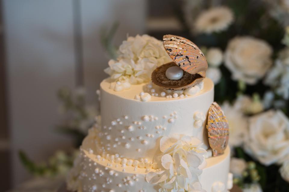 Sandy Sikorski and Ken Steinkamp's wedding cake.