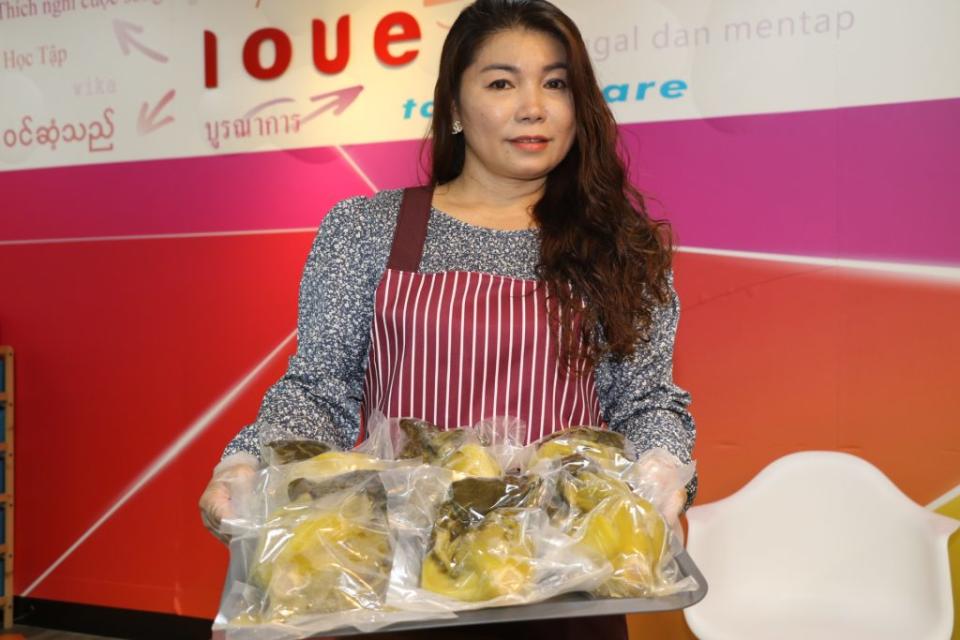 新住民范秋水今年製作的第一批越式酸菜目前開甕販售。　（記者吳瀛洲攝）