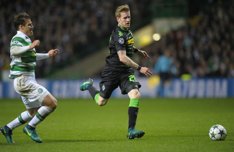 Monchengladbach's midfielder Andre Hahn (R) runs past the Celtic defence during the UEFA Champions League Group C football match between Celtic and Borussia Monchengladbach at Celtic Park stadium in Glasgow, Scotland on October 19, 2016