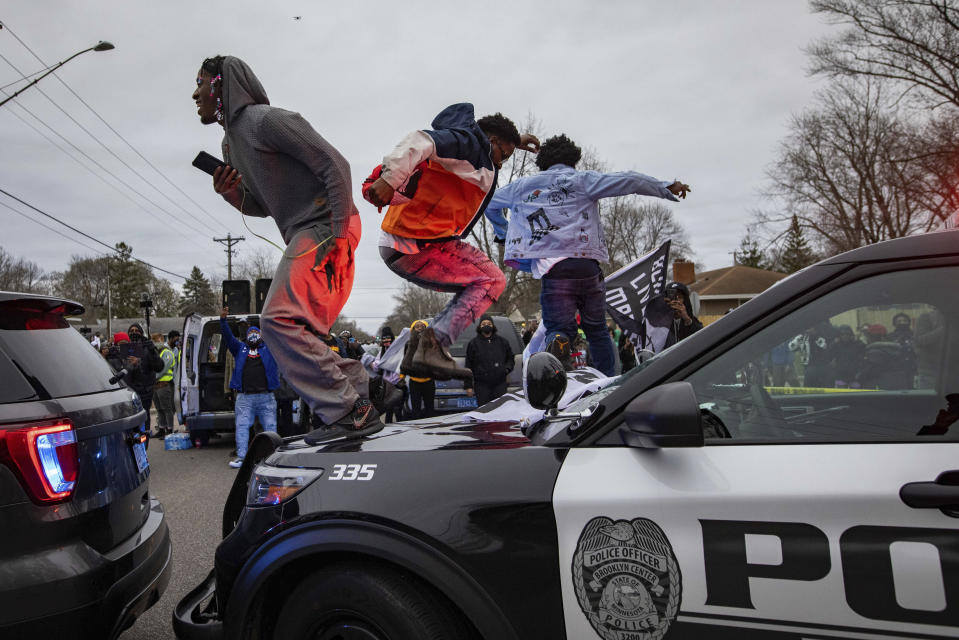 Las protestas en Brooklyn Center, Minnesota, el 11 de abril del 2021 luego que un policía mató a tiros a un hombre negro. (Foto AP/Christian Monterrosa)