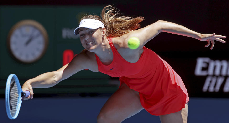 La rusa Maria Sharapova devuelve ante la croata Donna Vekic durante la primera ronda del Abierto de Australia en Melbourne, el martes 21 de enero de 2020. (AP Foto/Lee Jin-man)