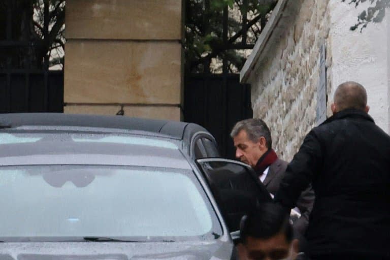 Nicolas Sarkozy quitte son bureau à Paris pour prendre la direction du tribunal en vue du procès Bygmalion, le 17 mars 2021 - THOMAS COEX © 2019 AFP