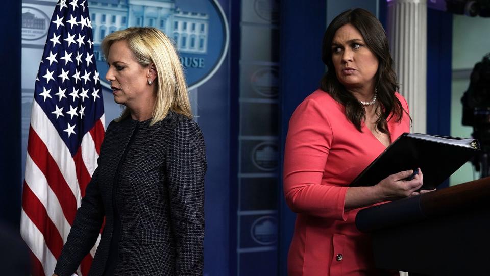 Kirstjen Nielsen, secretaria de Seguridad Nacional, y Sarah Sanders, vocera del presidente Donald Trump. (Getty Images)