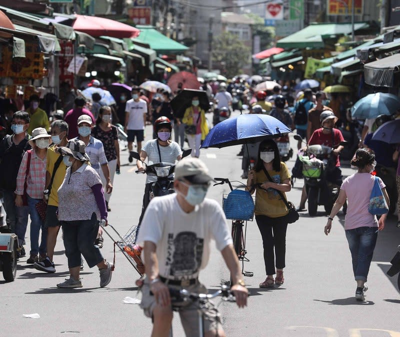 颱風逼近台灣，若市場出現採買人潮，提醒大家勿忘防疫。圖片來源：中央社