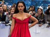 Unglaublich: Auch sexy Rihanna musste schon Kritik an ihrem Body hinnehmen. Der "Valerian"-Star lässt sich davon nicht aus der Ruhe bringen. Das Instagram-Video eines Fans, das sie 2015 beim Snack-Shoppen zeigt, kommentierte sie im Juli 2017 augenzwinkernd mit dem Satz: "Nennt mich jemand zu fett?" (Bild-Copyright: Grant Pollard/Invision/AP)