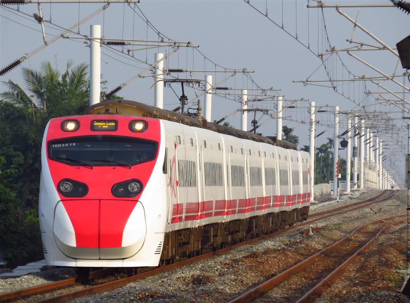 台鐵今天7日開放110年春節假期東部幹線訂票，相當踴躍，熱門時段車票全部掃光。（圖／台鐵提供）