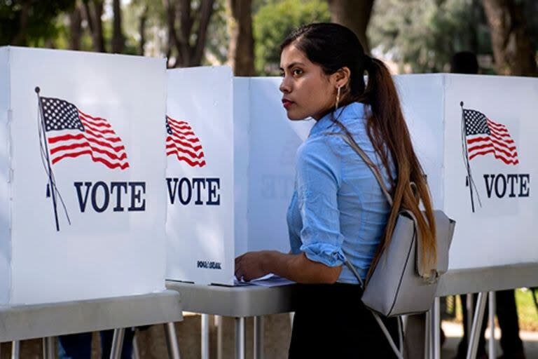 El voto de los hispanos tomó cierta distancia de Biden y se acercó más a Trump, según el Pew Research Center