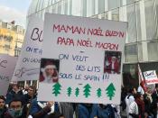 "Maman Noël Buzyn, Papa Noël Macron. On veut des lits sous le sapin" (Crédit Yahoo)