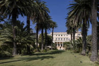 <p>Palmen säumen die Straße in den Privatgärten, die zur Villa Les Cèdres führen, einer 187 Jahre alten, 1.700 Quadratmeter großen Villa mit 14 Schlafzimmern und 141.000 Quadratmetern Land in Saint-Jean-Cap-Ferrat, Südfrankreich. </p>