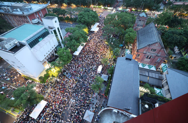 入夜續審國會職權修法　立院外人潮再增（2） 立法院會24日入夜續審國會職權修正相關法案，院外 反對方人潮越晚越多，在濟南路一側直至中山南路上 擠滿到場關切民眾。 中央社  113年5月24日 