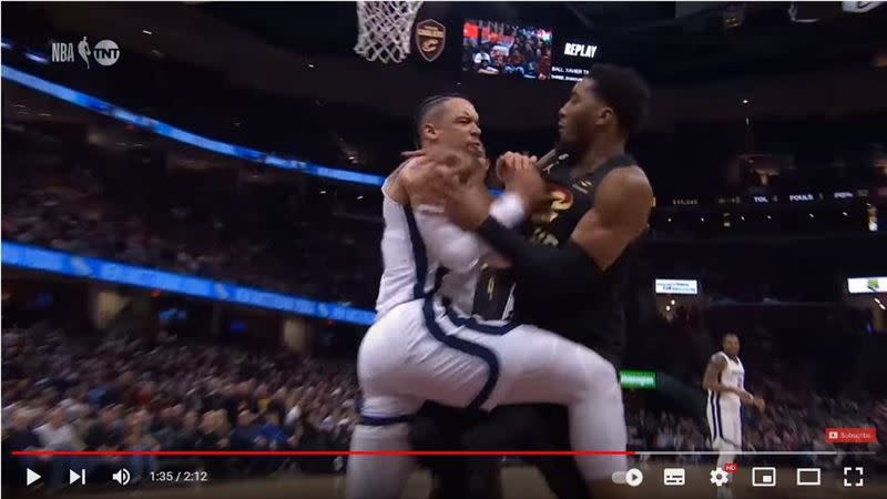 灰熊布魯克斯（Dillon Brooks）和騎士米契爾（Donovan Mitchell）爆發肢體衝突。（圖／翻攝自Chaz NBA YT）