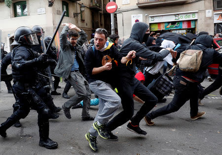 Demonstrators clash with police during a protest against Spain's cabinet meeting in Barcelona, Spain, December 21, 2018. REUTERS/Albert Gea