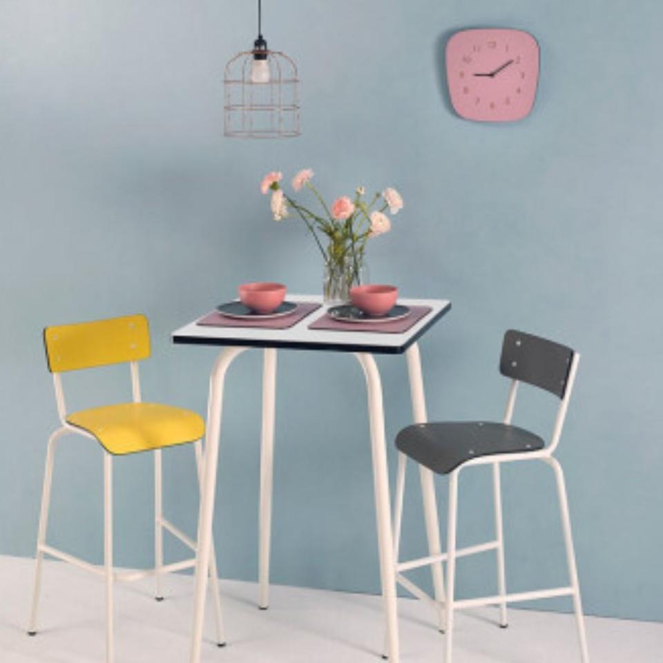 Une table haute carrée personnalisable