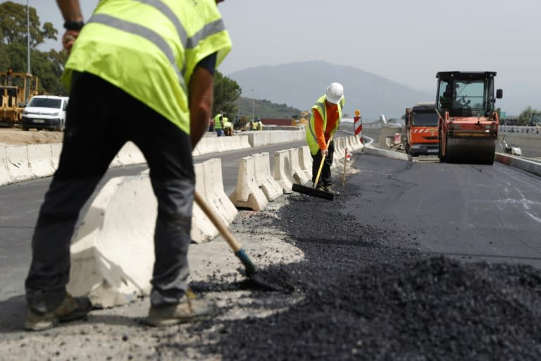 Des ouvriers sur le chantier de construction d'une route en Corse près d'Ajaccio, le 21 juin 2023 (Pascal POCHARD-CASABIANCA)