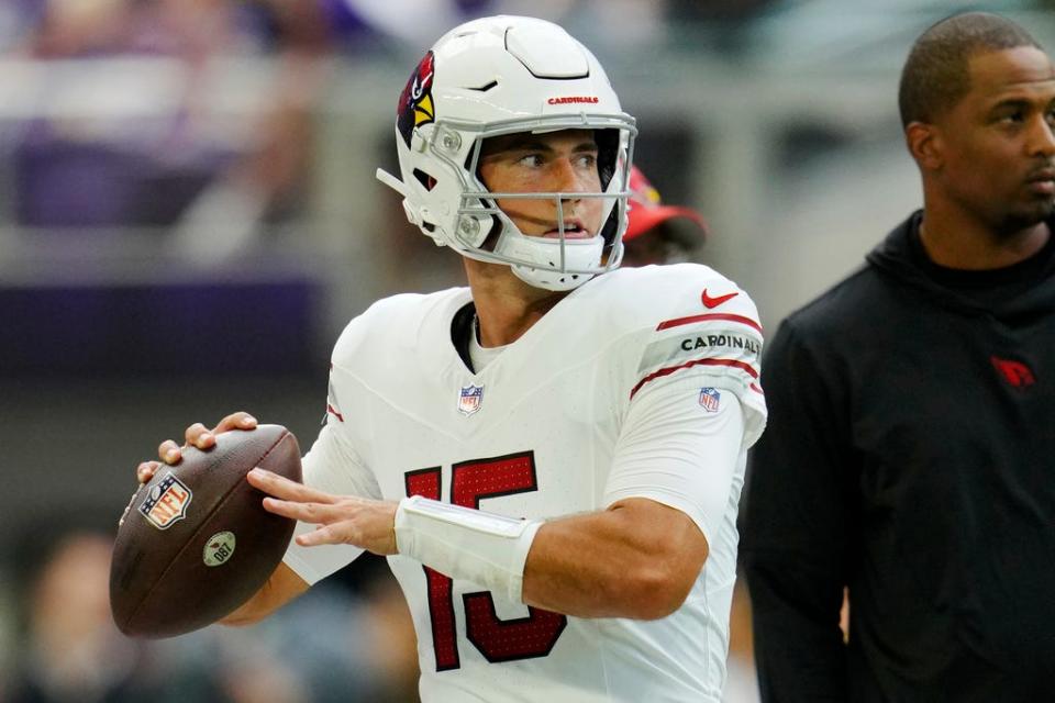 Arizona Cardinals quarterback Clayton Tune warms before a preseason game against the Minnesota Vikings.