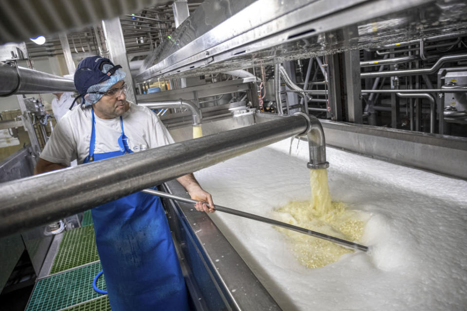 Käseproduktion in Frankreich (Photographer: Balint Porneczi/Bloomberg)