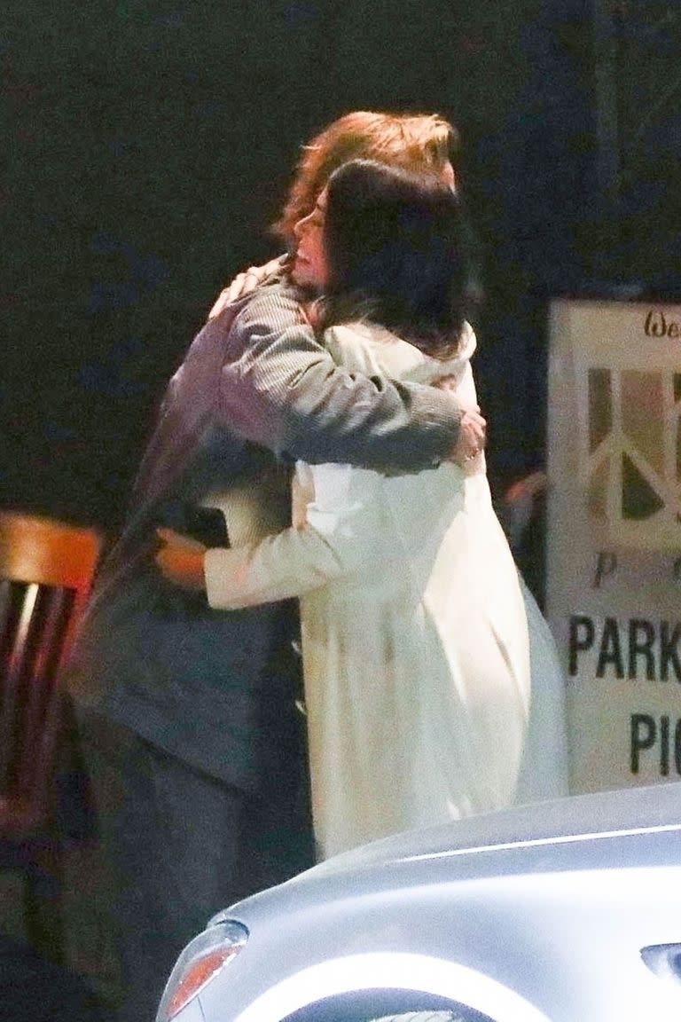 The hug of the couple, captured by the cameras