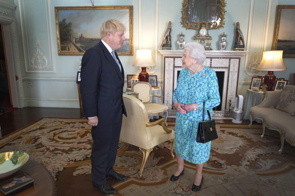 Die Queen sah zu dem Anlass sehr eindrucksvoll in einem blauen Kleid aus. Foto: Getty Images