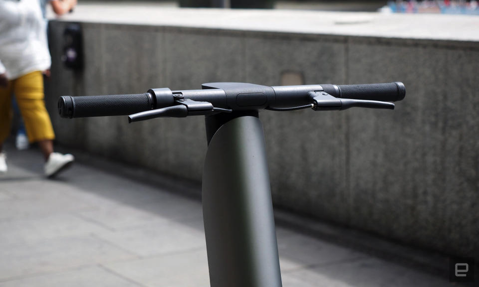 Image of the bo e-scooter's handlebars.