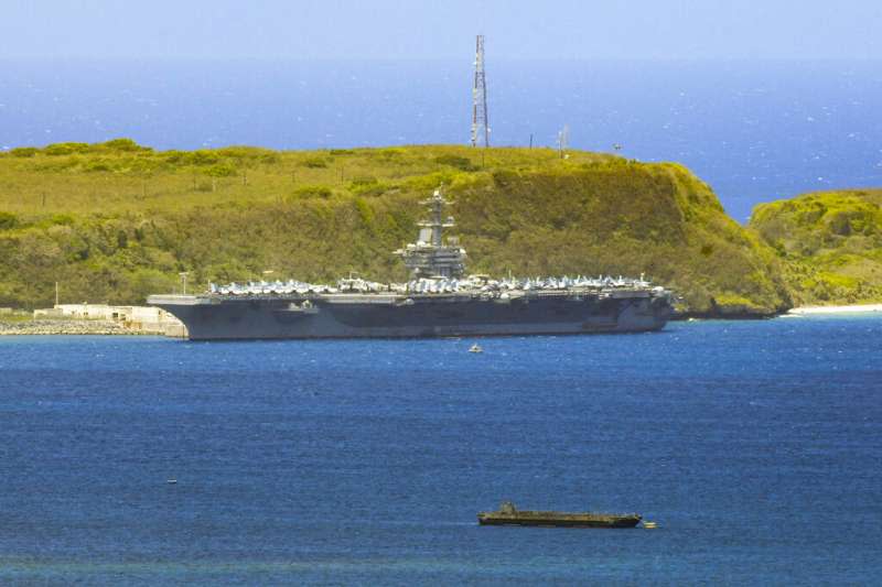 停靠關島的「羅斯福號」航母。（美聯社）