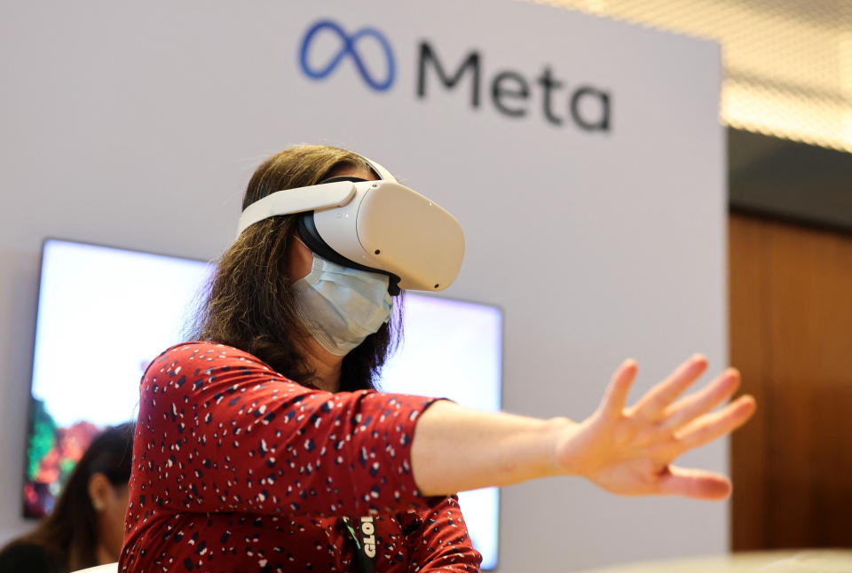 Een man draagt ​​een virtual reality-headset op de Meta-stand tijdens de Ninth Summit of the Americas in Los Angeles, Californië, VS, op 8 juni 2022.  REUTERS/Mike Blake