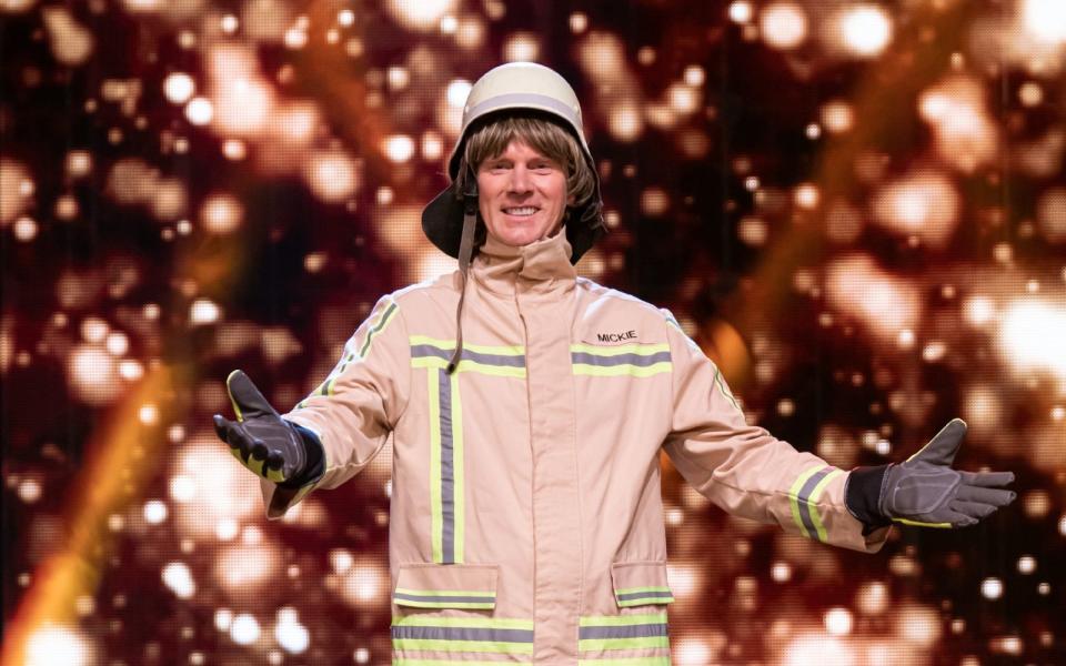 Mickie Krause im Feuerwehrmann-Kostüm beim 