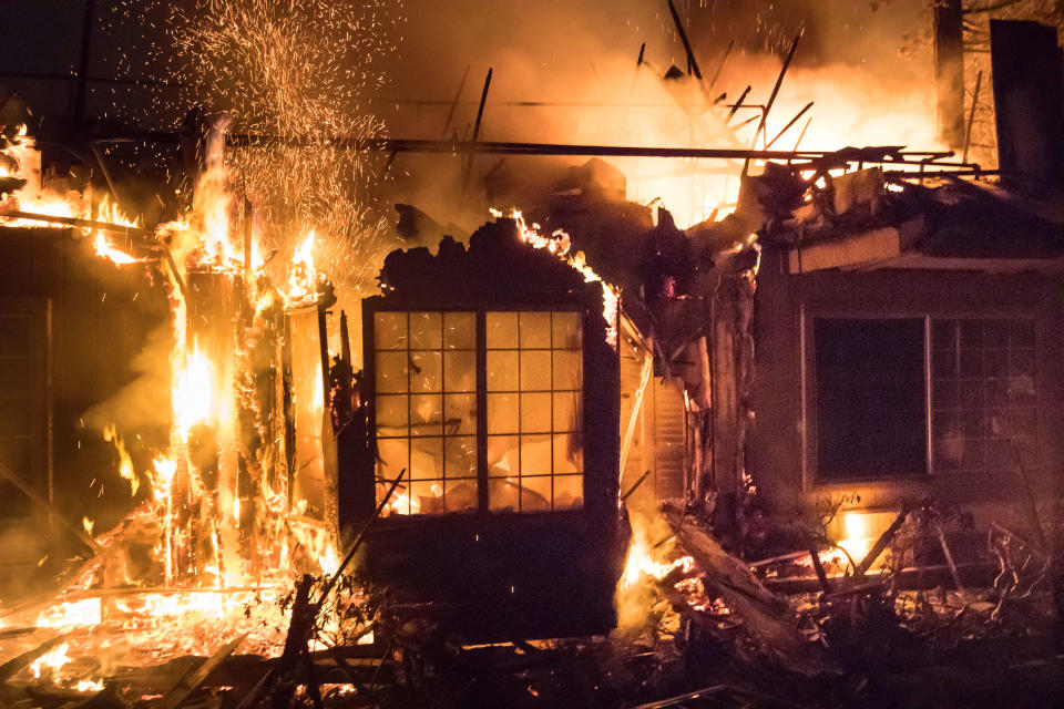 <p>The Santa Rosa Hilton Hotel is left to burn to the ground on Oct. 10, 2017 in Santa Rosa, Calif. (Photo: Paul Kuroda via ZUMA Wire) </p>