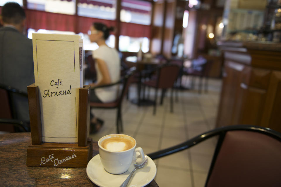 <p>Es kann natürlich sein, dass man seinen wiederverwendbaren Becher vergisst oder aber gar keinen besitzt. In dem Fall sollte man darauf achten, lieber gemütlich im Café zu sitzen und aus den Bechern dort zu trinken. Sobald man einen Coffee-to-go bestellt, ist es wieder da: das Müllproblem. Außerdem kann man so eine kleine Kaffeepause auch zum Runterkommen nutzen. Eine klare Win-win-Situation. </p>