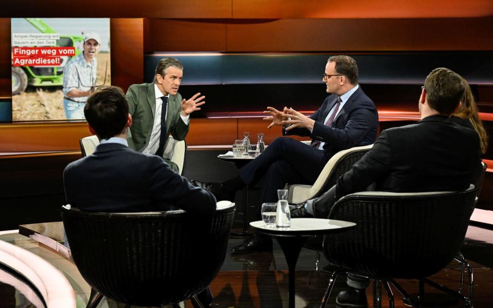 CDU-Politiker Jens Spahn (Dritter von rechts) und Moderator Markus Lanz (Zweiter von links) lieferten sich einen Streit über die Befindlichkeiten des jeweils anderen. (Bild: ZDF / Markus Hertrich)